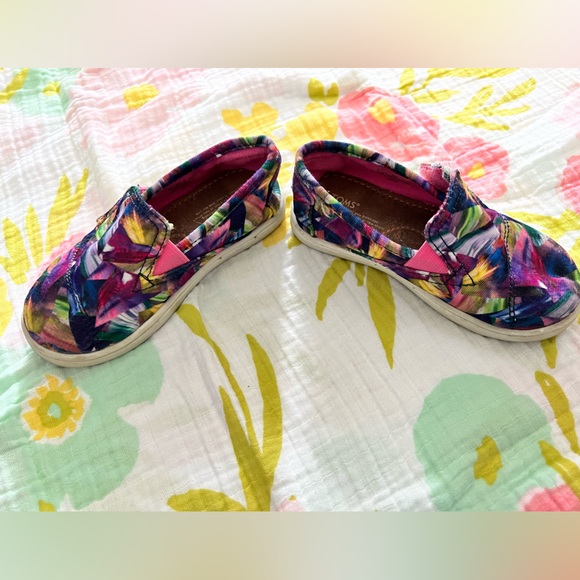 Rainbow TOMS shoes in size 8 (toddler) - Picture 4 of 11